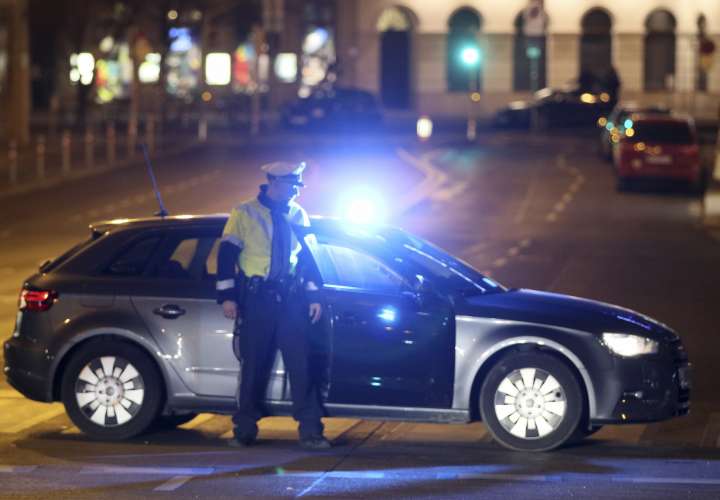 Un oficial bloquea una calle cuando la policía está buscando un atacante después de que varias personas resultaron heridas en un ataque con un cuchillo en las calles de Viena, Austria. AP