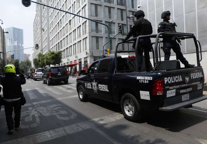Convoy policial recorre la ciudad de México. Foto: AP