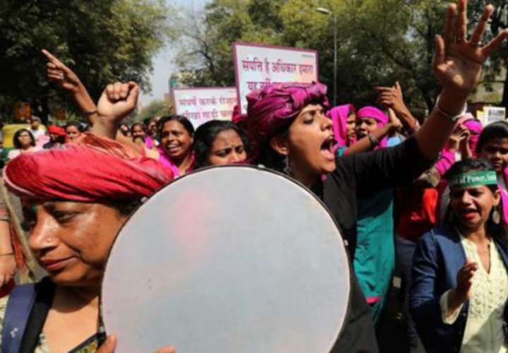 Mujeres se manifiestan contra agresiones sexuales en la India 