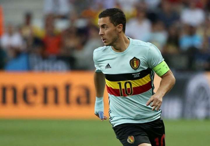 El jugador belga y del Chelsea  Eden Hazard (dcha.). Foto: EFE