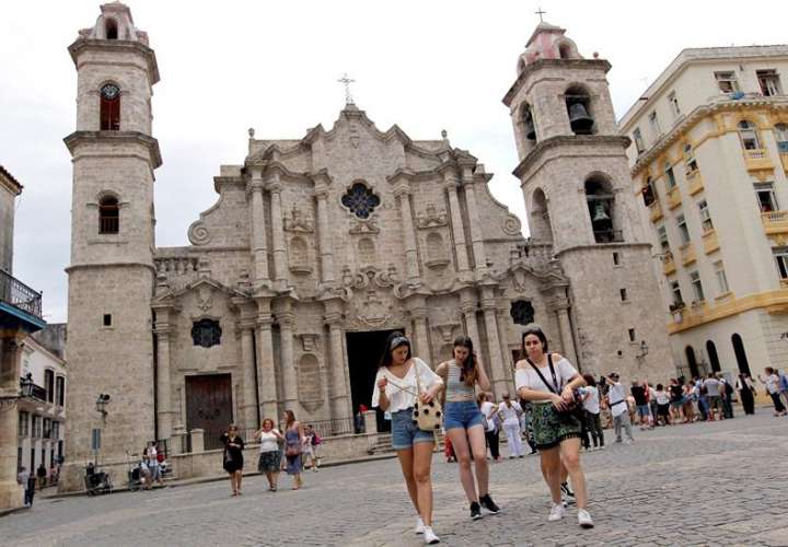 Cuba alcanza el umbral del primer millón de turistas de 2018 En la imagen, varias turistas mientras caminan por la Plaza de la Catedral, en La Habana (Cuba). EFE Archivo