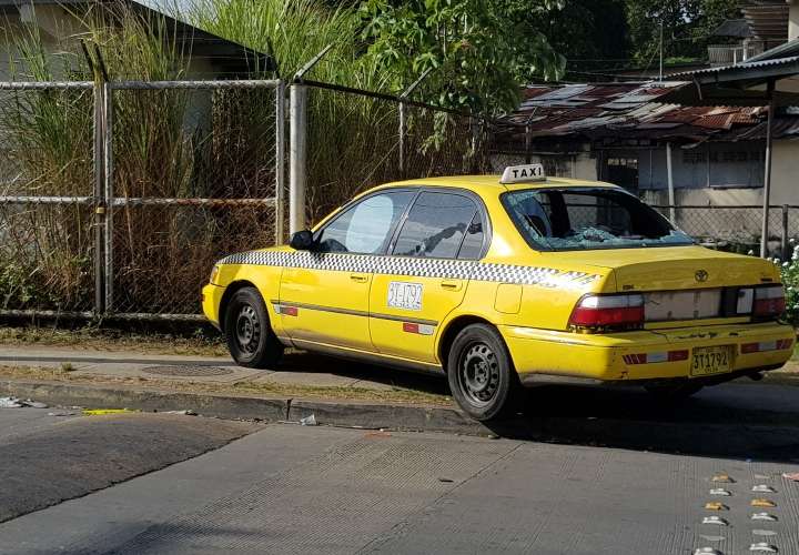 Rellenan de plomazos a taxi en Colón