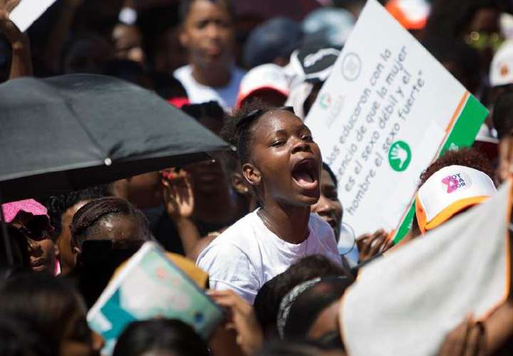 Multitud marcha en Santo Domingo por los derechos de las mujeres