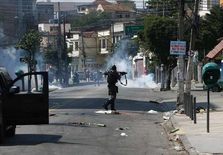 Disturbios en favela dejan más de 70 heridos