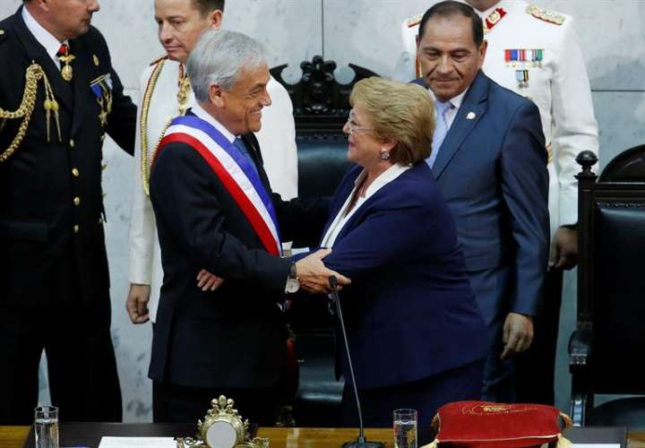El presidente de Chile, Sebastián Piñera (i), recibe la banda presidencial de parte de la presidenta saliente, Michelle Bachelet (d), hoy, domingo 11 de marzo de 2018, en la sede del Congreso Nacional, en Valparaíso (Chile). EFE