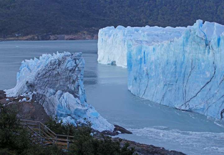 Fotografía cedida por Télam y fechada este lunes, 12 de marzo de 2018, muestra una vista parcial del glaciar Perito Moreno, en El Calafate (Argentina). EFE / Oscar Rubilar / Cortesía