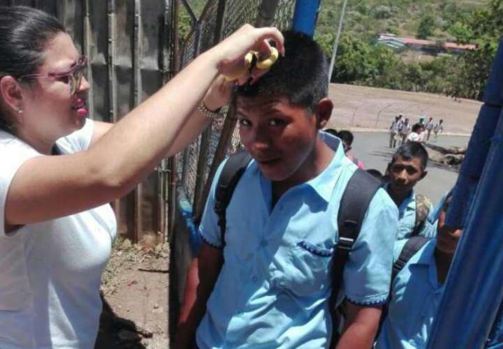 Maestros cortan el cabello a estudiantes