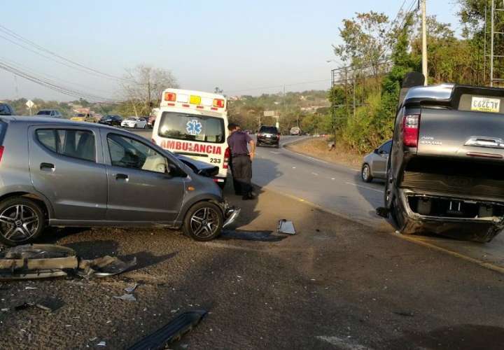En este accidente se vieron involucrados un automóvil sedán y un pick up. Foto: @joel_govea 