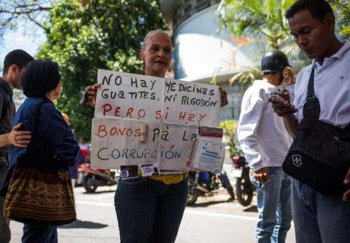 Protestan en un importante hospital de Caracas por la crisis económica 