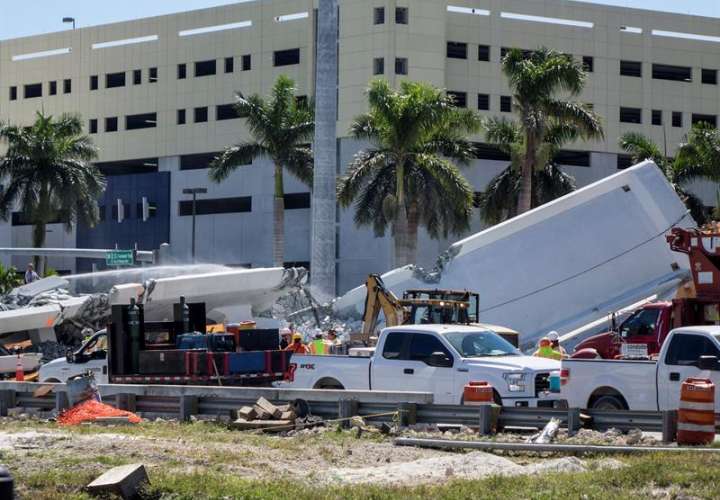 Vista del puente peatonal derrumbado en Universidad Internacional de Florida (FIU), en Miami (Estados Unidos). EFE