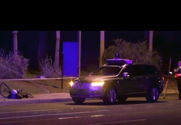 Investigadores en la escena de un accidente fatal que involucró a un auto Uber en la calle de Tempe, Arizona. Foto: AP