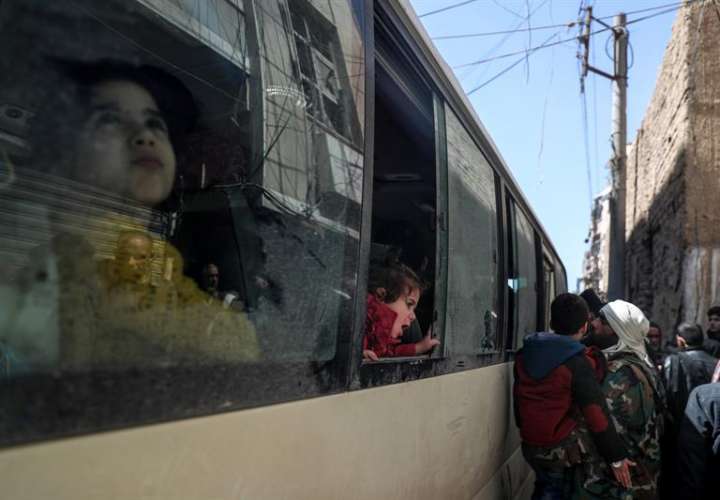 Aumentó a 1.454 el número de civiles sirios cuya muerte fue documentada por el Observatorio sirio en Guta Oriental, incluidos 297 niños y 183 mujeres desde el 18 de febrero pasado. EFE