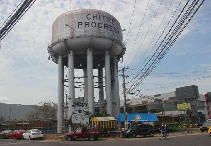 El tanque de almacenamiento de agua potable, es uno de los íconos representativos de la ciudad de Chitré. Foto: Thays Domínguez