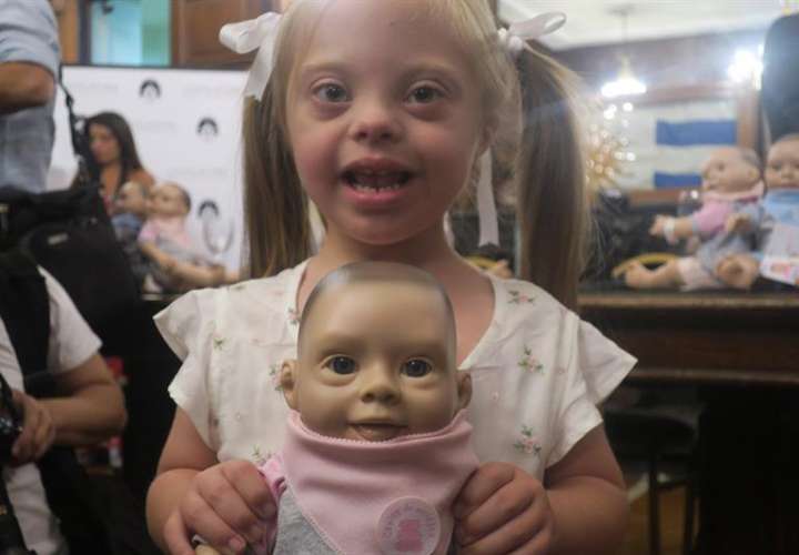 Una niña con síndrome de down sostiene un muñeco, en Buenos Aires (Argentina). EFE