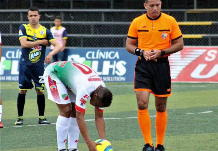 Panameño Amir Waithe envuelto en jugada curiosa en fútbol de Costa Rica