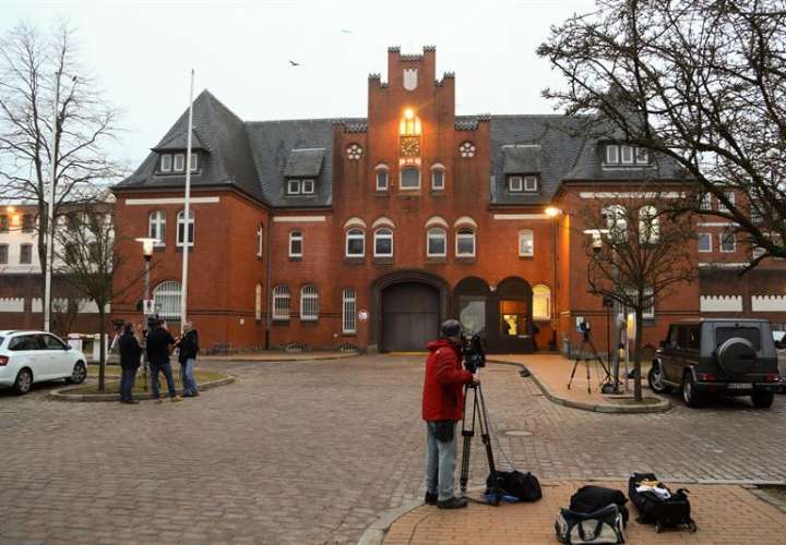 eriodistas apostados frente a la cárcel de la localidad de Neumünster, al sur de Kiel, donde ingresó ayer el expresidente catalán Carles Puigdemont tras su detención en Alemania. EFE