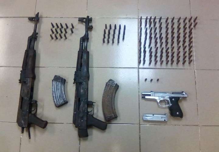 Narcos abandonan armas durante balacera en Darién 
