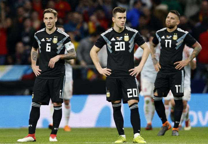 Los jugadores argentinos Lucas Biglia, Giovani Lo Celso y Nicolás Otamendi no pudieron evitar la goleada de España. Foto AP