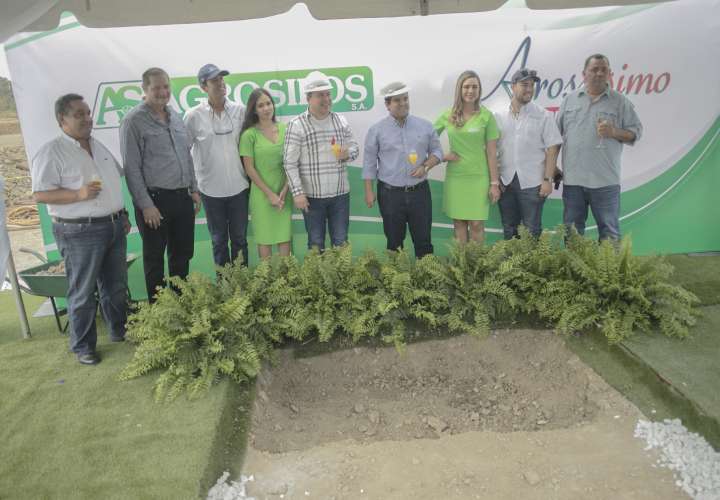 De izquierda a derecha: Raúl Palacios, Presidente de la Asociación Nacional de Molineros de Arroz (Analmo); el Honorable Alcalde de Chepo, señor Olmedo Barrios; Bernardo Fiol, Gerente General de Agrosilos, S.A.; Nunzio Girlando, Presidente de Agrosilos, S