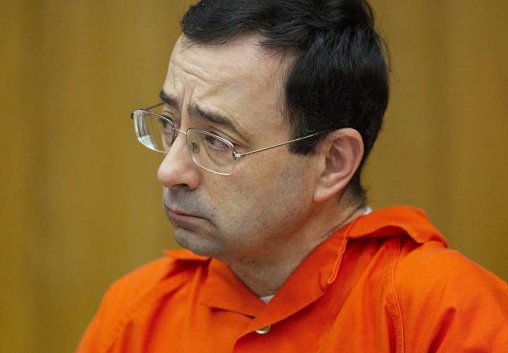 Larry Nassar fue condenado por  a una pena de cárcel de entre 40 y 125 años por los delitos cometidos sobre tres de las víctimas. Foto: AP