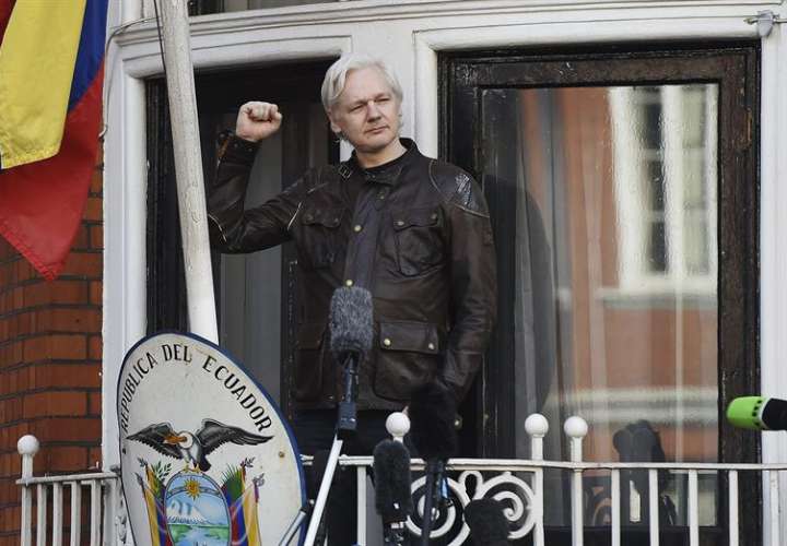 En la imagen, el fundador de WikiLeaks, Julian Assange, en el balcón de la embajada ecuatoriana en Londres, Reino Unido. EFE/Archivo
