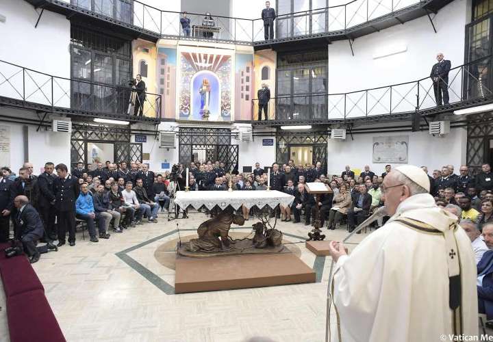 Papa Francisco dice en Roma que se operará de cataratas el próximo año