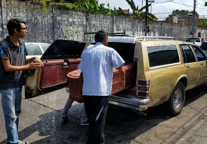 Autoridades venezolanas entregan 45 cuerpos de 68 muertos en comisaría