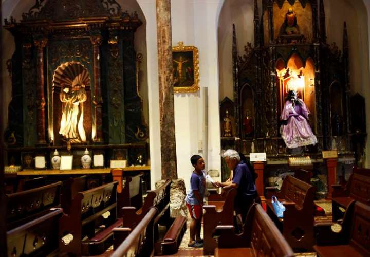 Una mujer reza en la iglesia Nuestra Señora de La Merced . Foto: EFE 