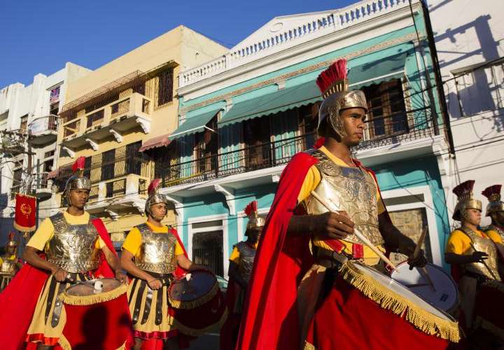 Vestidos de guardias pretorianos en típica procesión en Santo Domingo