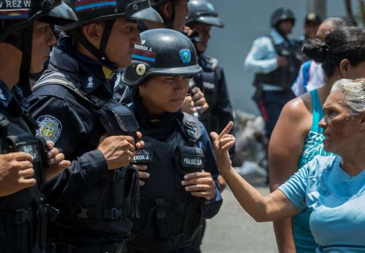 Cinco policías detenidos por muerte de 68 personas en comisaría de Venezuela