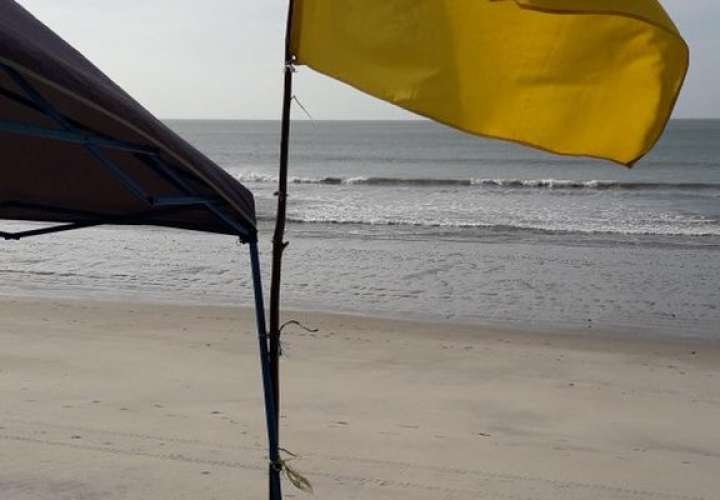 Bandera amarilla en playas por fuerte oleaje