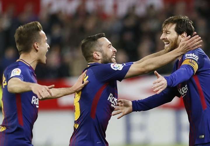 El delantero argentino del FC Barcelona Leo Messi (d) celebra con sus compañeros su gol, el segundo del equipo ante el Sevilla./ EFE
