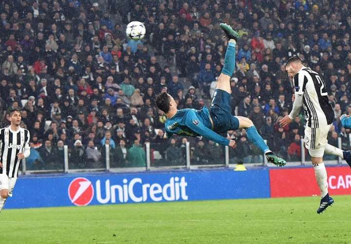Cristiano Ronaldo ensaya su remate espectacular. / EFE