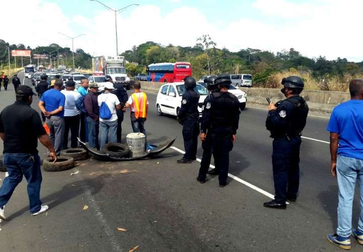 Policías jubilados exigen pago de beneficios