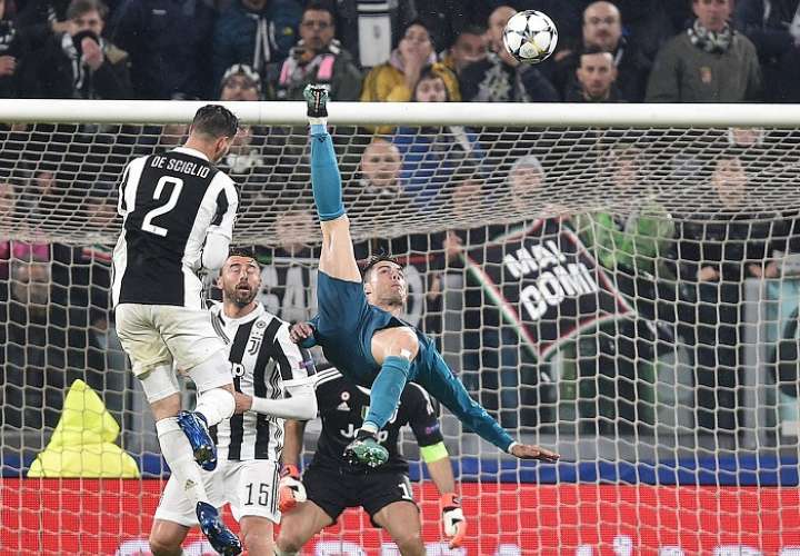 Cristiano Ronaldo (d) de Real Madrid anota el 2-0 ante Juventus hoy, martes 3 de abril de 2018, durante un partido de los cuartos de final de la Liga de Campeones./ EFE