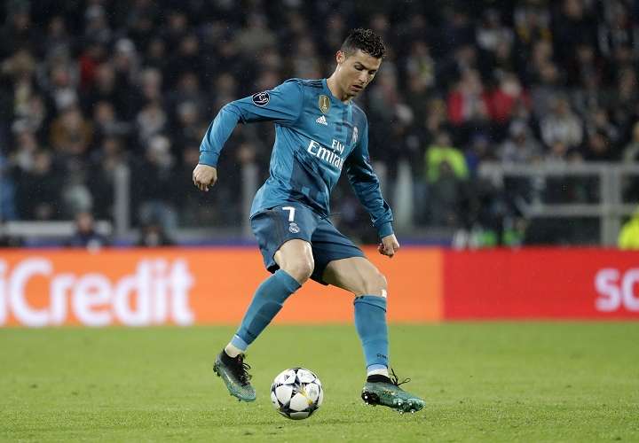 Cristiano Ronaldo domina el balón en el partido ante la Juventus. Foto: AP