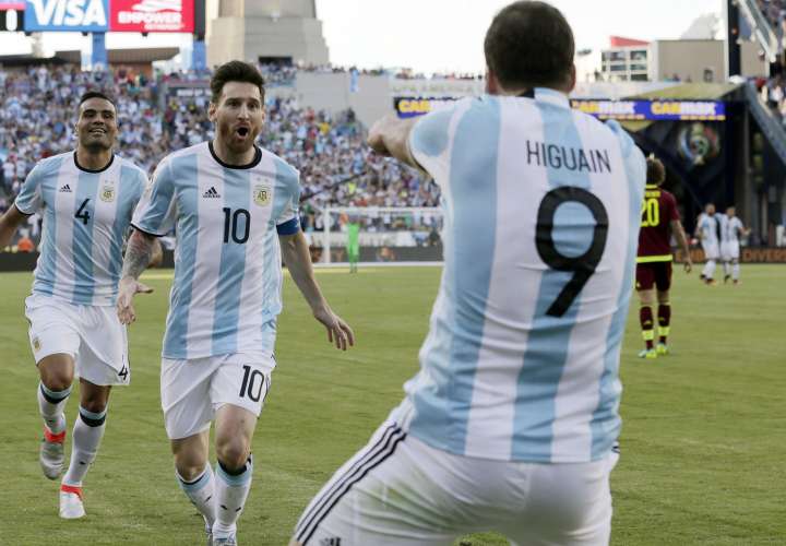 Lionel Messi tiene una deuda pendiente con la selección argentina, según sus críticos. /AP