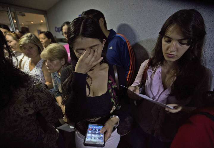 Venezolanos buscan respuestas en las oficinas de Copa Airlines 