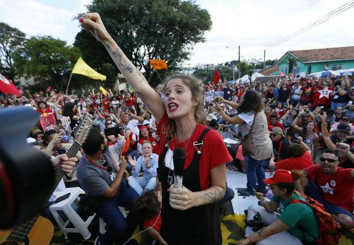 Militancia apoya a Lula frente a la cárcel 