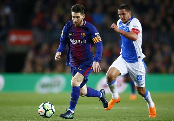 Lionel Messi domina el balón ante Unai Bustinza. Foto: AP