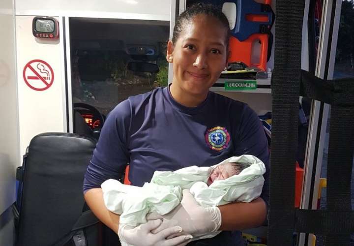 Mujer da a luz en ambulancia de los bomberos