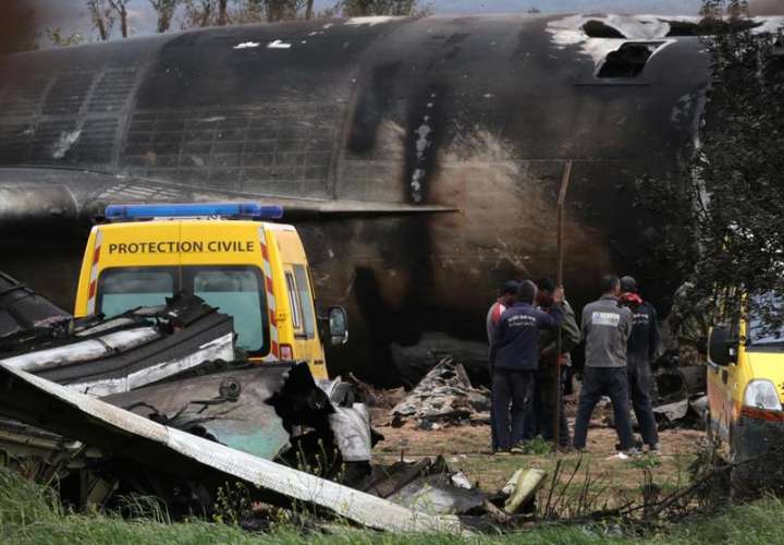 Imágenes del avión accidentado en Argelia. Foto/EFE
