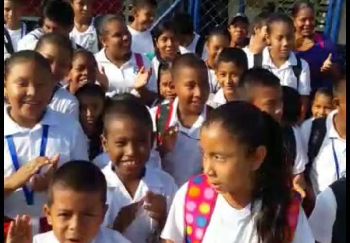 Otra escuela en Colón reclama nombramiento de docentes