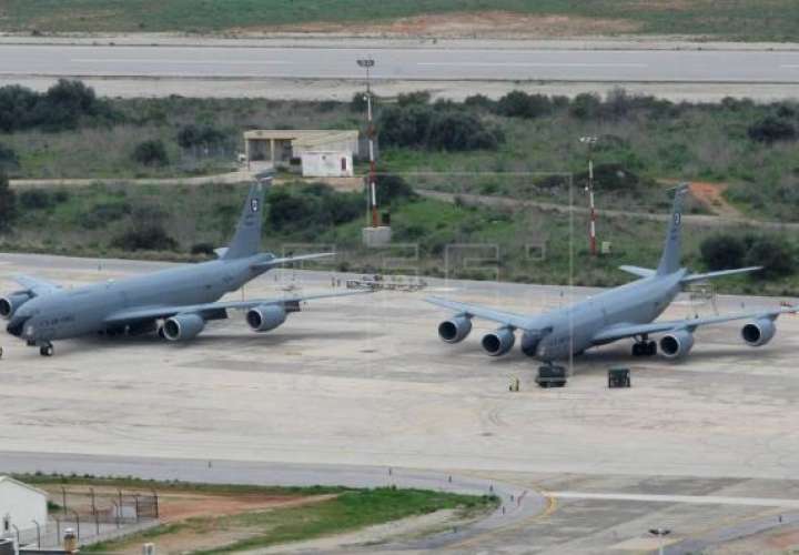 Cazabombarderos estadounidenses en una pista de despegue de la base de la OTAN, en Hania, isla de Creta, Grecia. Foto/ EFEarchivo