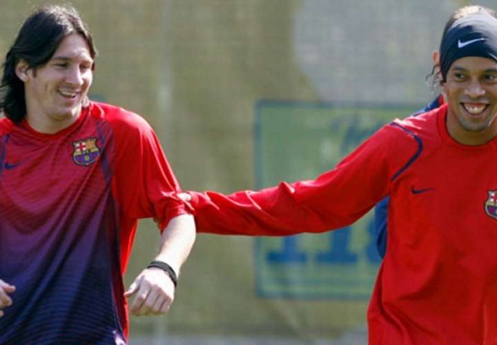 Ronaldinho y Lionel Messi durante un entrenamiento del Barcelona. Foto: EFE