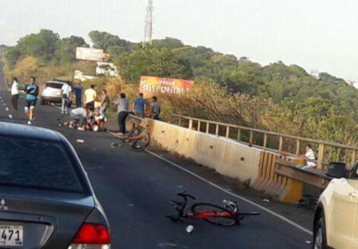 Colisionan a cinco ciclistas en la autopista Arraiján -La Chorrera 