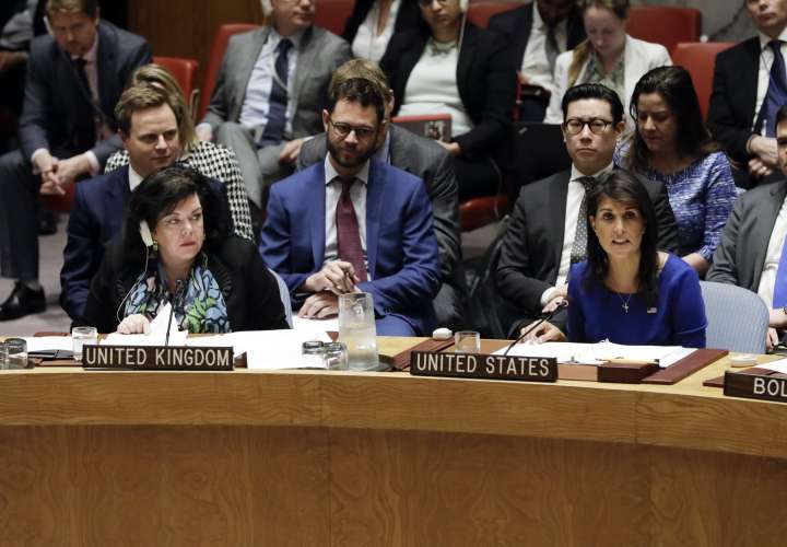 EE.UU. avisa en la ONU que tiene sus armas "cargadas" contra Al Asad