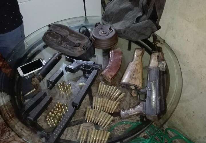 Confiscan armas y municiones 