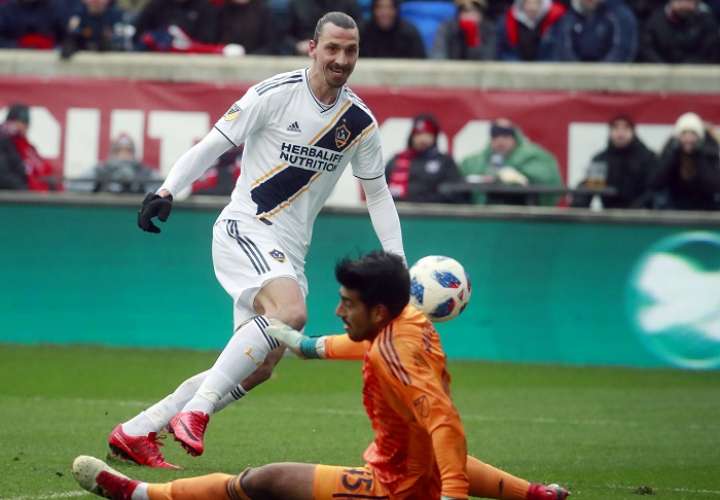 Zlatan Ibrahimovic (9) es la sensación de la MLS./ AP