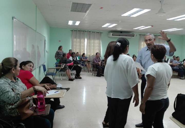 Educadores de centro básico de La Chorrera se van a paro 